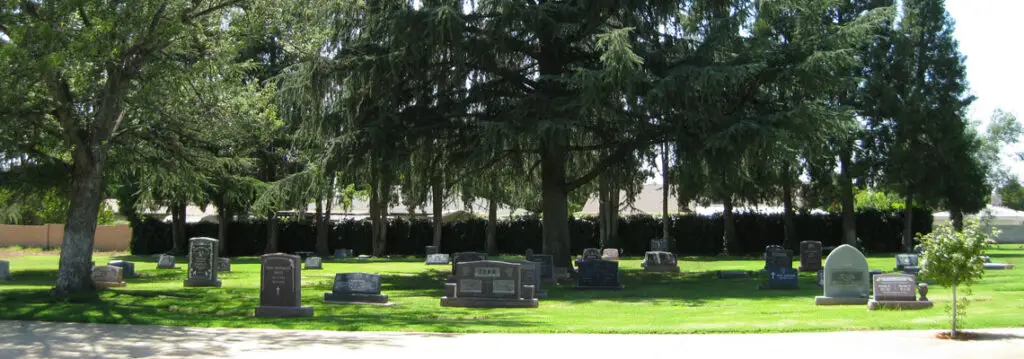 A serene view of Mountain View Cemetery – Beaumont, featuring well-maintained grounds and beautiful headstones honoring loved ones.