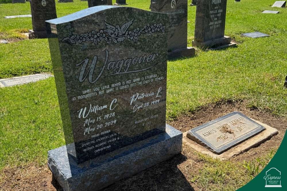 Upright granite headstone for William and Patricia Waggoner / monumento vertical de granito con grabado floral y nombres personalizados.